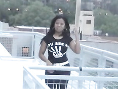 Мужик завёл на крышу дома молодую дурёху Лили и там отодрал