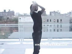 Мужик завёл на крышу дома молодую дурёху Лили и там отодрал