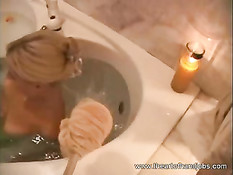 Блондинка сидя в бассейне мастурбирует сама и дрочит парню член