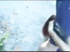 Парень с бритым лобком развлекается на пляже с двумя девицами