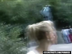 Блондинка из чешского городка быстро согласилась сделать минет