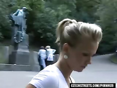 Блондинка из чешского городка быстро согласилась сделать минет