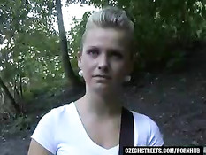 Блондинка из чешского городка быстро согласилась сделать минет