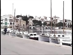 Жгучая брюнетка в жёлтом платье Лаура глотает сперму на групповухе