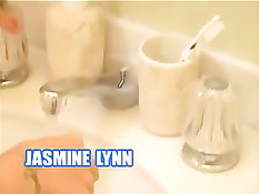 Мужик отодрал блондинку Жасмин в попу после чего кончил ей в рот