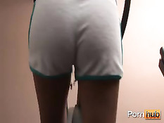 Потренировавшись на тренажёрах девушки расслабились в сауне