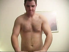 Мужик поставил бойфренда на кровати раком и отодрал в очко