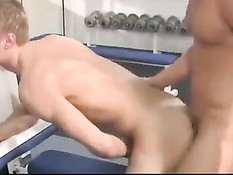 Занимаясь в фитнес клубе он приметил красивого молодого человека