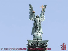 Связанную девушку в розовом платье водят по городу и трахают