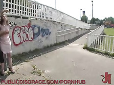 Связанную девушку в розовом платье водят по городу и трахают