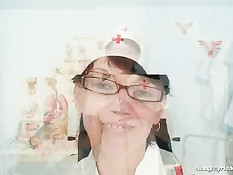 Зрелая медсестра в очках усаживается в гинекологическое кресло