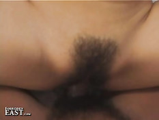 Мужик уложил молодую японочку на белую простыню и трахнул