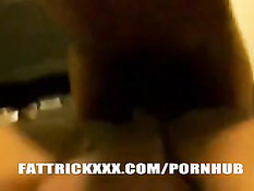 Интересная чёрная девушка громко кричит и бурно кончает на парня