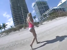 Кудрявая девушка с татуировкой на лобке трахается с парнем