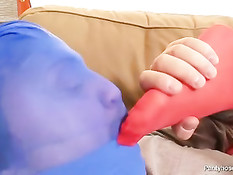 Худая брюнетка Виктория Роуз трахается в нейлоновых колготках