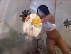 Девушка занимается сексом с парнями через дырки в стене туалета