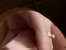 Девка увидела в стене большой член и решила его немного пососать