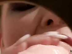 Девка увидела в стене большой член и решила его немного пососать