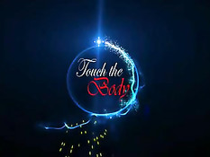 Во дворе на матрасе возле бассейна лесбиянки делают массаж Нуру