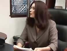 Начальница лесбиянка в очках соблазняет грудастую блондинку