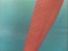 Чёрная женщина в розовых чулочках ласкает свой большой клитор