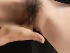 Медсестра снимает перед больными трусики и показывает пизду