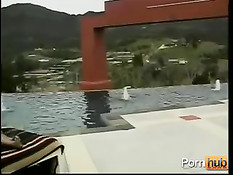 Парень испытал настоящий бурный оргазм после секса у бассейна