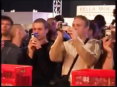 Порно звезда трахается с фанатом прямо на стенде секс выставки