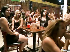 Сексуальные девчонки упражняются в умении сосать парням член