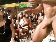 Сексуальные девчонки упражняются в умении сосать парням член