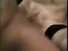 В качестве подарка на день рождения парни устроили ей групповуху