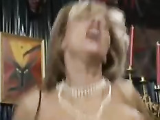 Две темпераментные грудастые женщины трахаются с мужиком