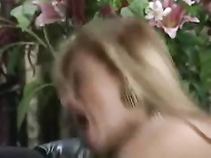 Две темпераментные грудастые женщины трахаются с мужиком