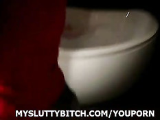 Девушка перед зеркалом наносит косметику и показывает грудь