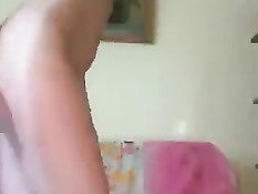 Привлекательная блондинка танцует и трахается перед камерой