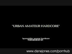 Молодая но уже опытная в сексе девушка трахается с лысым парнем