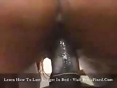 Красотка с красными волосами отсасывает длинный член бойфренда