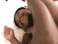 Голая чёрная девка в ожидании своего парня томится в постели