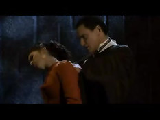 Страшный вампир Дракула заманивает девушку для анального секса