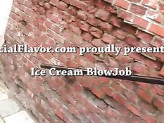 Девка сосала мороженое на палочке, чтобы научиться сосать член