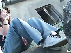 Девка сосала мороженое на палочке, чтобы научиться сосать член