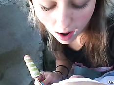 Девка сосала мороженое на палочке, чтобы научиться сосать член