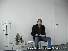 Любительская пара ебётся на стуле после чего мужик кончил в рот