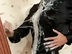 Гламурная девица обнаружила большой торчащий из стены член