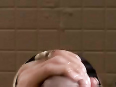 Гламурная девица обнаружила большой торчащий из стены член