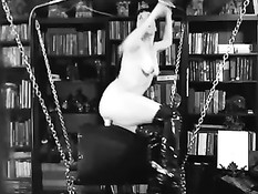 Длинноволосая брюнетка в сапогах скачет на искусственном члене