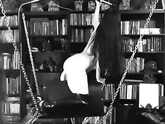 Длинноволосая брюнетка в сапогах скачет на искусственном члене