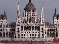 Закованная в цепи блондинка стоя раком берёт в рот вибратор