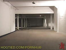 Женщина отхлестала плетью привязанную к потолку блондинку