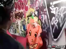 Молодая карлица Stella Marie в эротичном белье залезла на парня